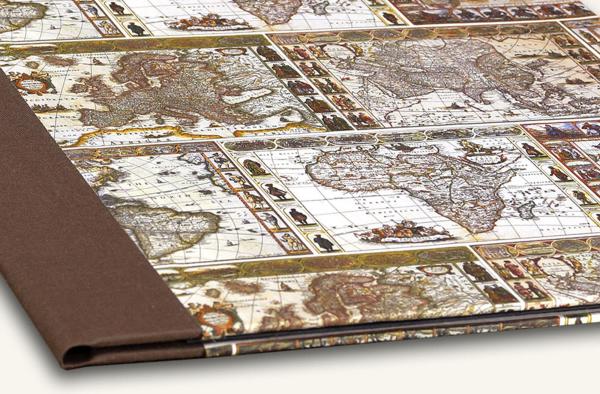 Mappe mit Weltkartenmotiv in Brauntönen